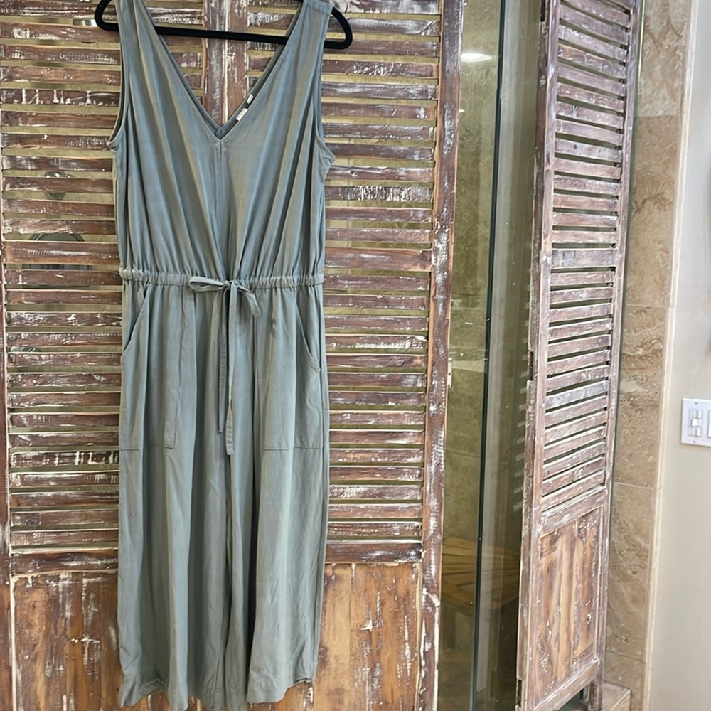 New gap large sage green tank top jumpsuit with pockets crop style
